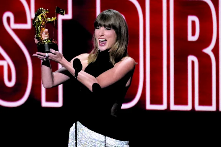 Swift sets new VMA record, Madonna gets Artist of Year